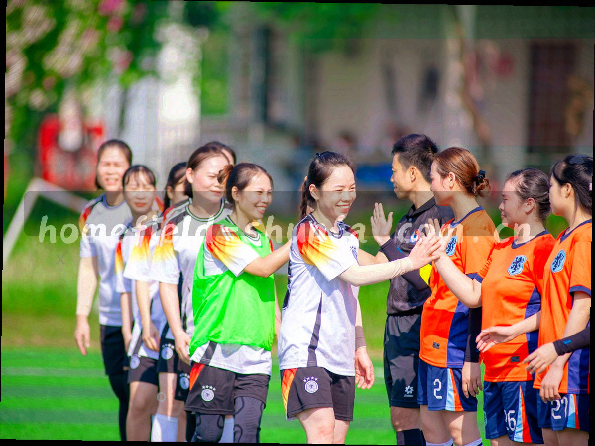 发光的版本号角标与卡片叠放特写，暖橙光从右侧打来